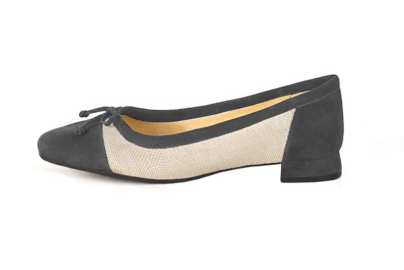 Dark grey and natural beige women's ballet pumps, with low heels. Square toe. Flat flare heels. Profile view - Florence KOOIJMAN